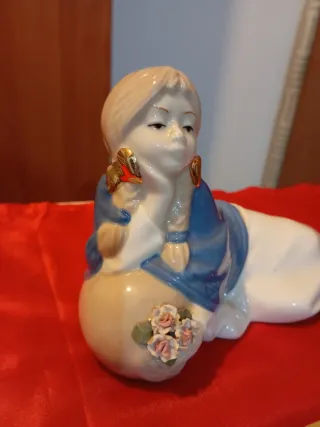 Figura de porcelana antigua mujer