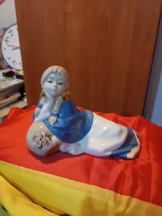 Figura de porcelana antigua mujer