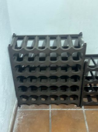 Dos botelleros de plástico marrones