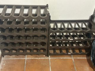 Dos botelleros de plástico marrones