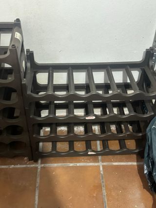 Dos botelleros de plástico marrones