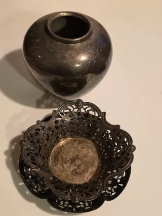 Jarrón y centros de mesa metálicos