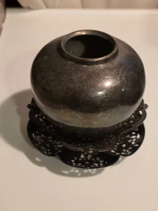 Jarrón y centros de mesa metálicos