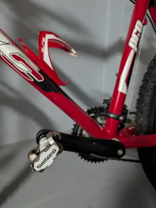 Bicicleta de montaña roja y blanca