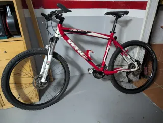 Bicicleta de montaña roja y blanca