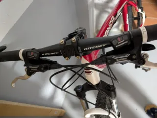 Bicicleta de montaña roja y blanca