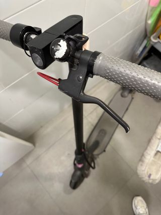 Patinete eléctrico con rueda pinchada