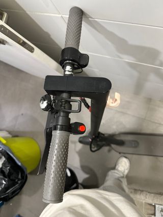 Patinete eléctrico con rueda pinchada