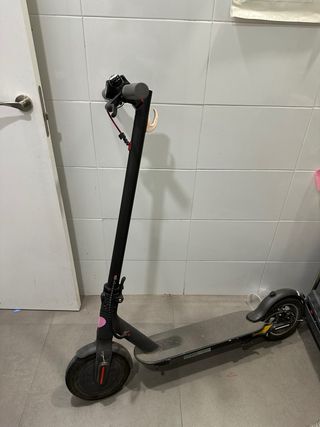 Patinete eléctrico con rueda pinchada