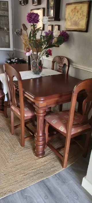 Mesa comedor extensible y 4 sillas madera