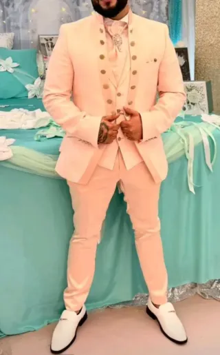 Traje de boda rosa y blanco para hombre