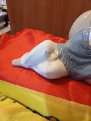 Figura de porcelana niño con jarra