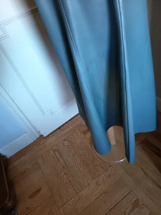 Falda efecto piel verde de Sfera.