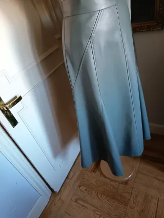 Falda efecto piel verde de Sfera.