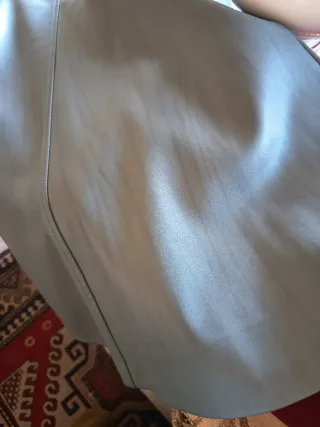 Falda efecto piel verde de Sfera.