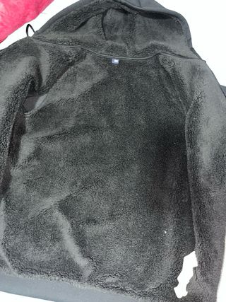 Chaqueta térmica negra con capucha