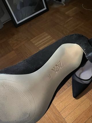Zapatos de tacón Zara negros.