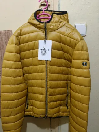 Chaqueta de plumas amarilla nueva