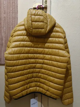 Chaqueta de plumas amarilla nueva