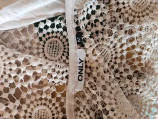 Chaqueta ONLY blanca con encaje