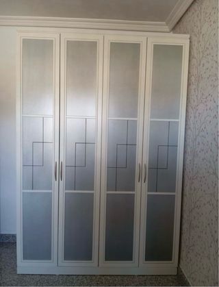 Armarios de madera color marrón y blancos lacados