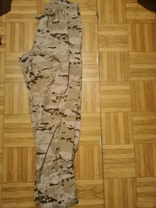 Traje impermeable militar árido pixelado