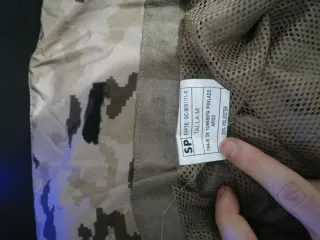 Traje impermeable militar árido pixelado
