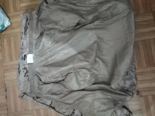 Traje impermeable militar árido pixelado