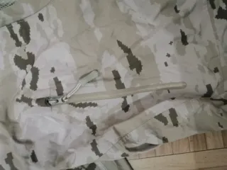 Traje impermeable militar árido pixelado