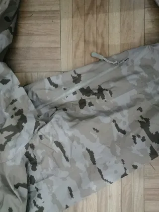 Traje impermeable militar árido pixelado