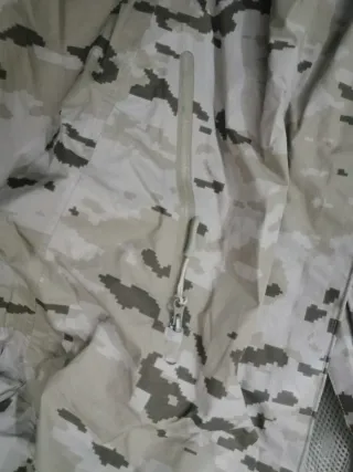 Traje impermeable militar árido pixelado
