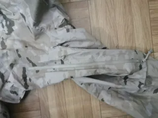 Traje impermeable militar árido pixelado