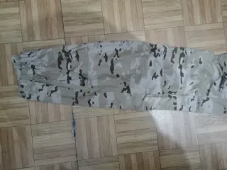 Traje impermeable militar árido pixelado