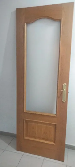Puerta roble con cristal biselado