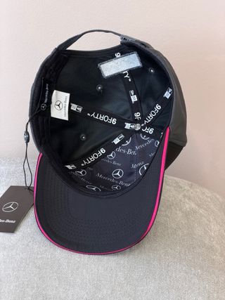 Gorra Mercedes-Benz Negra y Rosa