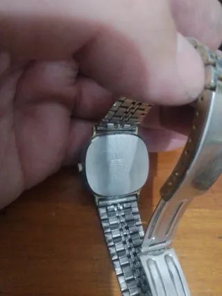 Reloj Citizen Quartz Dorado la maquinaria funciona