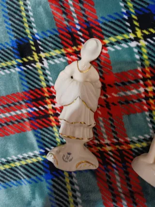 Statuette in ceramica dorata