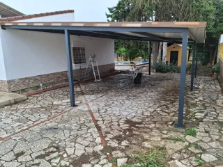 Cerramiento de aluminio con panel sándwich