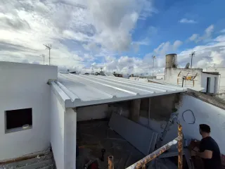 Cerramiento de aluminio con panel sándwich