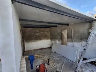 Cerramiento de aluminio con panel sándwich