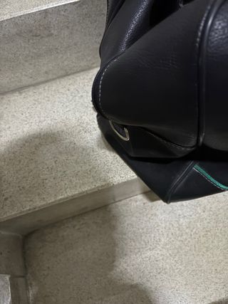 Bolso de viaje negro en eskai