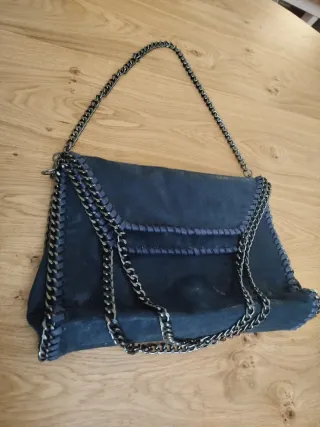 Bolso azul marino con cadena