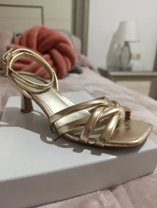 Sandalias doradas tacón cómodo