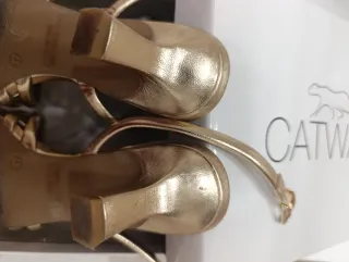 Sandalias doradas tacón cómodo