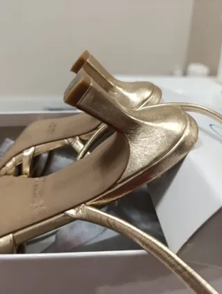 Sandalias doradas tacón cómodo