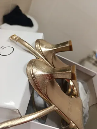 Sandalias doradas tacón cómodo