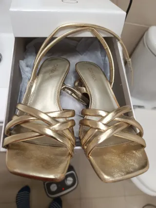 Sandalias doradas tacón cómodo