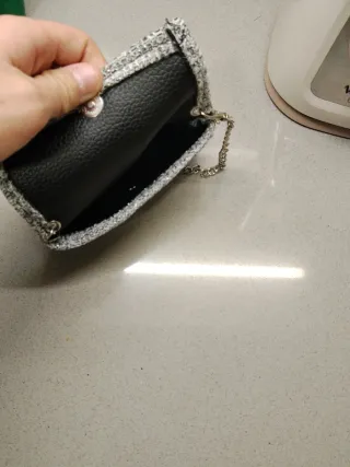 Bolso de fiesta plateado y blanco con cadena