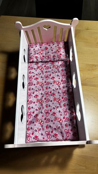 Cuna de juguete rosa con estampado