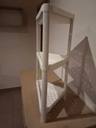 Estantería de rincón de plástico